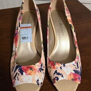 Floral women's 8.5 heel